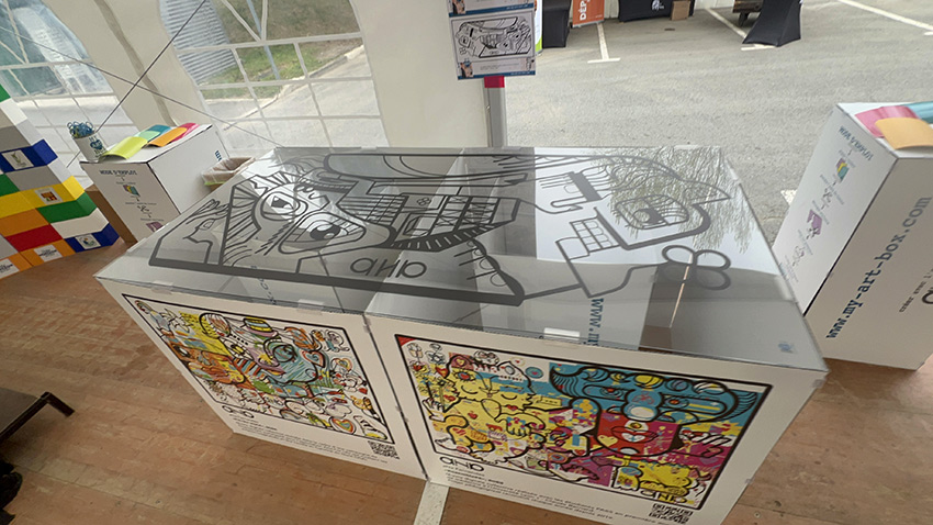 1 méthodique fresque du tri pour 100 personnes à Albi 12 Le matériel éco-responsable My Art Box de la fresque du tri format 1000x2000mm au début de l'animation à Albi
