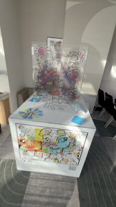 Le matériel éco-responsable My Art Box installé par Christophe Chazot pour une animation fresque hybride en présentiel lors d'une assemblée générale d'une banque coopérative à Paris