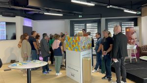 Le totem global My Art Box lors d'une animation team building fresques en équipes à Lyon animée par Christophe Chazot