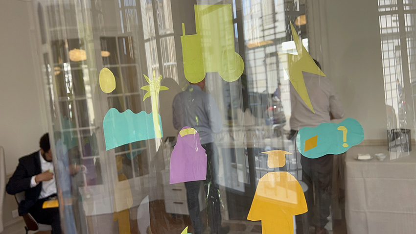 1 fresque Live en team building pour avocats à 50 à Paris 7 Les premières idées en team-building pour avocats organisé par My Art Box à Paris et animé par Christophe Chazot