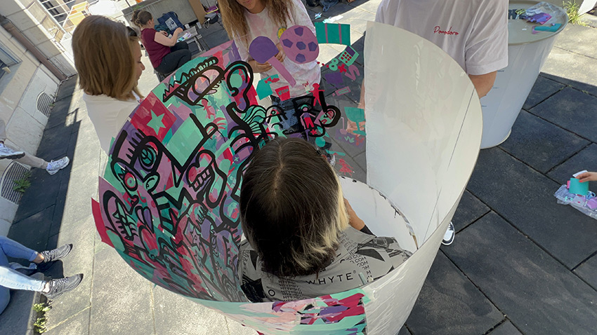 aNa artiste dans son tube plexi lors d'un team building secteur de la petite enfance à Genève