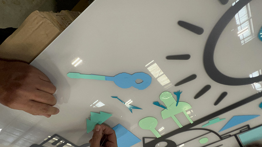 Une guitare découpées par un participant à une animation écologique My Art Box en team building artistique à Saint Etienne