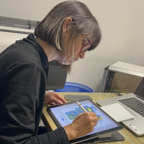 Ana Fernandes est une artiste d'animation digitale qui crée des œuvres collaborative sur place ou bien même à distance pour plus de RSE