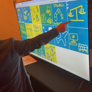 L'écran présente l'animation mosaïque digitale qui se upload directement à chaque dessin.