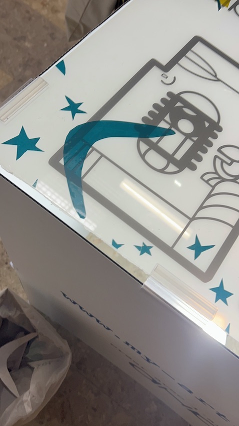 Des étoiles en vinyle bleu découpées et collées sur la fresque zen de Cluny en cours de construction