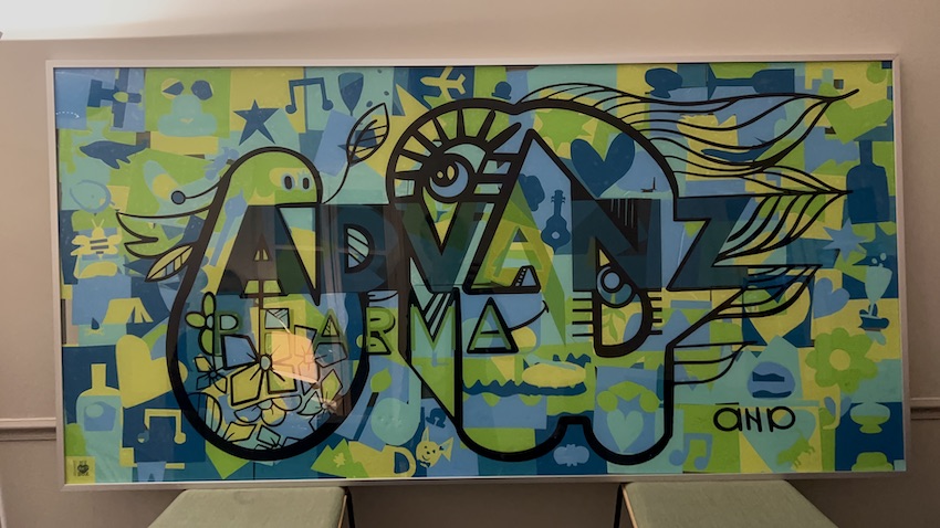 La fresque logo éco-responsable encadrée à Paris par l'équipe My Art Box et réalisée lors de l'inauguration de nouveaux bureaux pour laisser un souvenir dans les locaux.