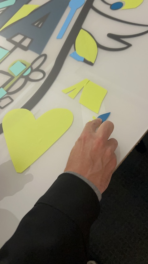 Une Idée découpée par un participant lors du team building fresque logo éco-responsable à Paris animé par Christophe Chazot