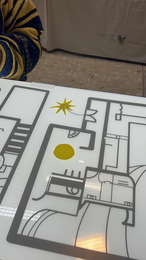 Des soleils en vinyle jaune découpés par des participantes à la fresque zen de Cluny