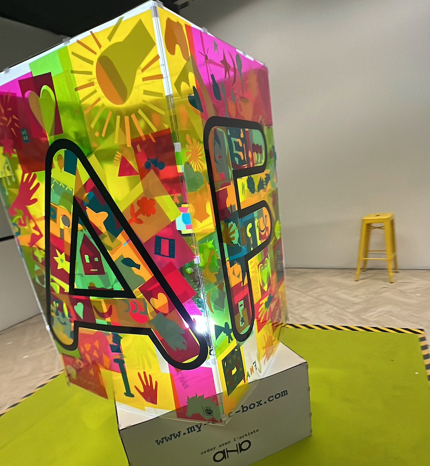 Le Cube terminé et rétro-éclairé en fin d'animation amélioration continue à Paris par My Art Box et christophe chazot