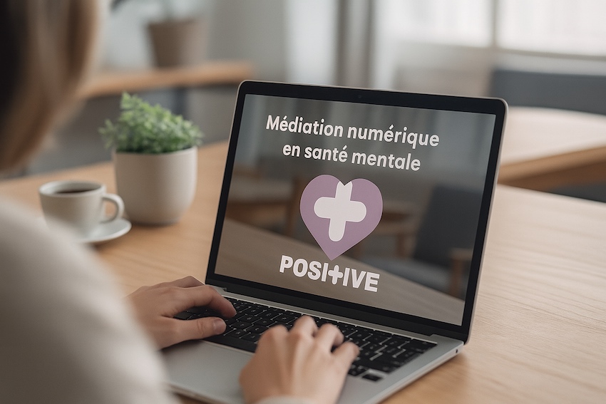 Une soignante à son bureau devant son écran d'ordinateur à la page d'accueil du site positive qui est un outil de Médiation numérique en santé mentale avec une tasse de café