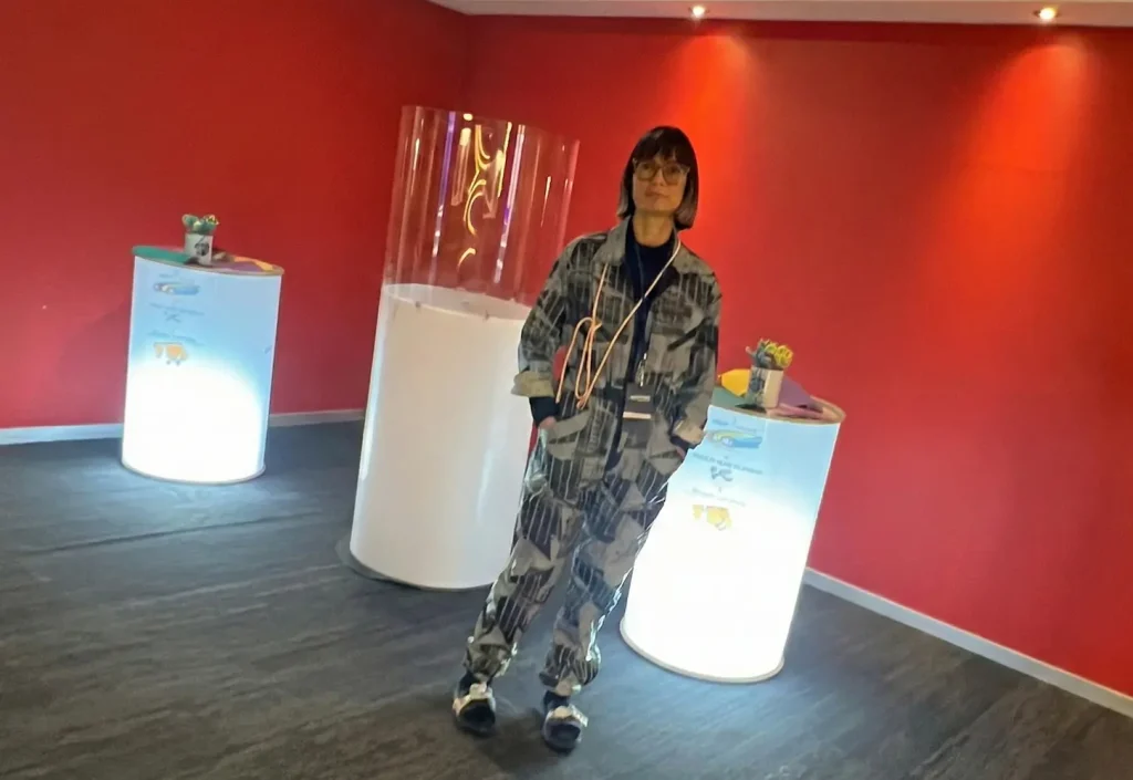 aNa artiste devant sa scénographie tube sobre pour une animation RSE et inauguration à Paris par My Art Box.