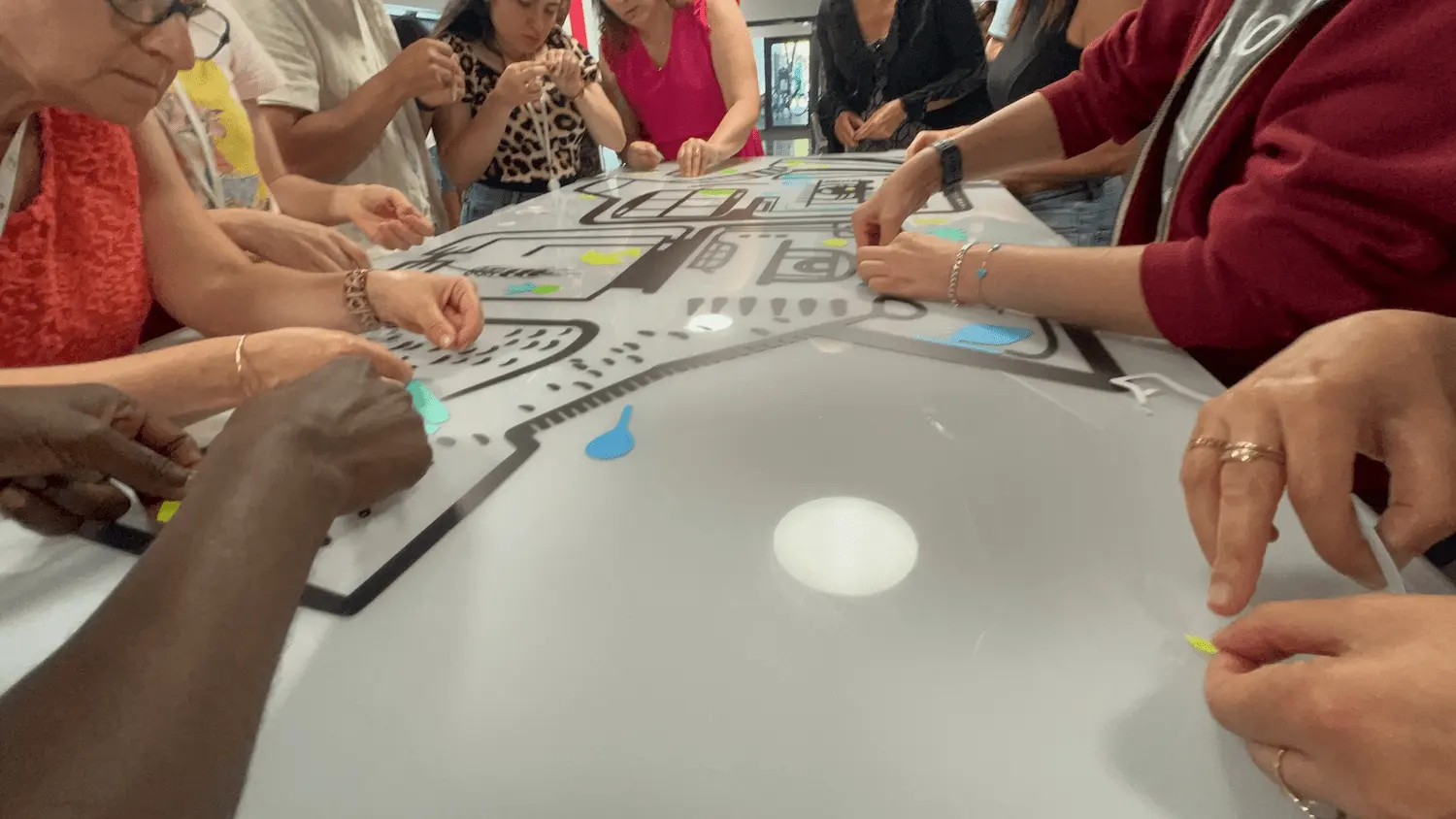 Collaborateurs collant des adhésifs colorés sur une fresque plexiglas lors d’une animation RSE entreprise