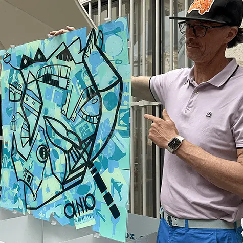 Responsable présentant une fresque collaborative RSE entreprise sur plexiglas illustrant l’engagement collectif durable