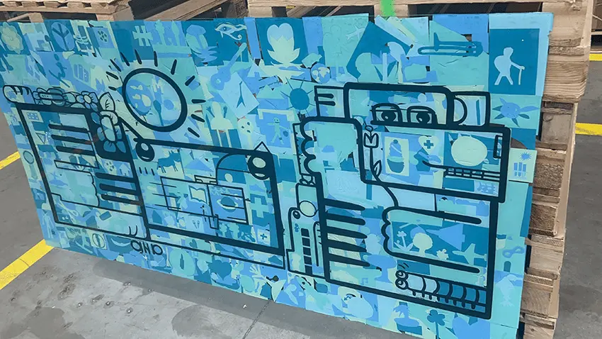 Fresque collaborative RSE industrie inspirée d’une chaîne de production et exposée sur site industriel