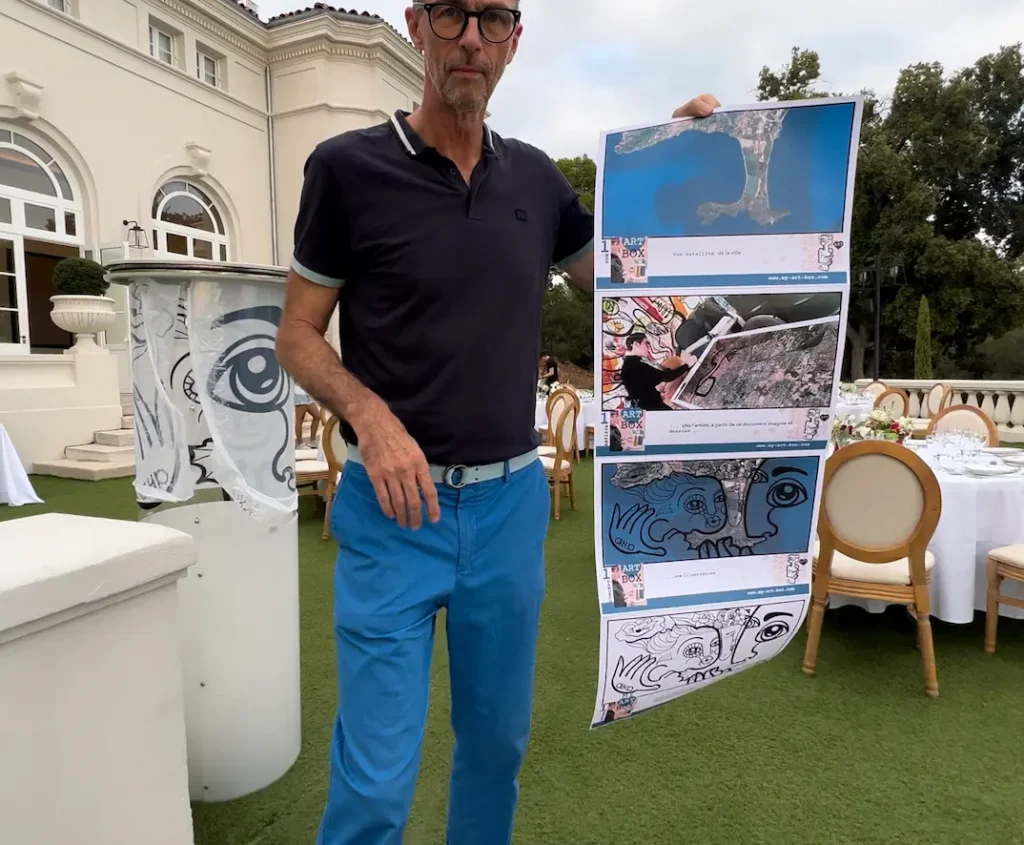 Christophe Chazot de My Art Box présentant un projet d'inauguration éco-responsable à Sanary-sur-Mer.