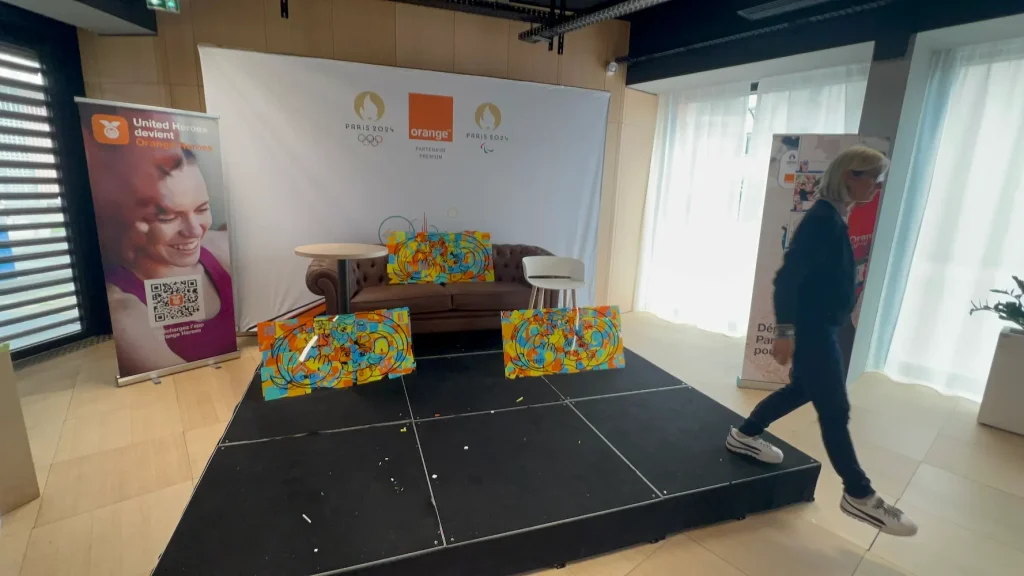 Trois fresques plexi à plat réalisées par My Art Box d'après le plan de Lyon, exposées sur scène lors d'un événement Orange pour Paris 2024.