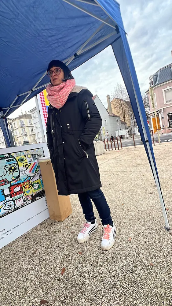aNa artiste présentant une fresque collaborative lors d’une animation RSE à Mulhouse sous un stand extérieur
