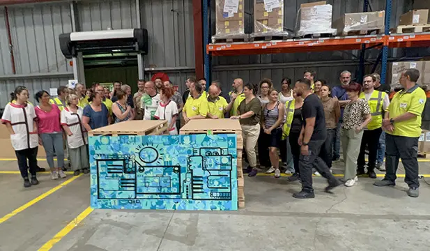 Collaborateurs réunis sur un site industriel de Saint Etienne dans la Loire autour d’une fresque plexi créée à partir du plan de production lors d’une animation RSE en entreprise
