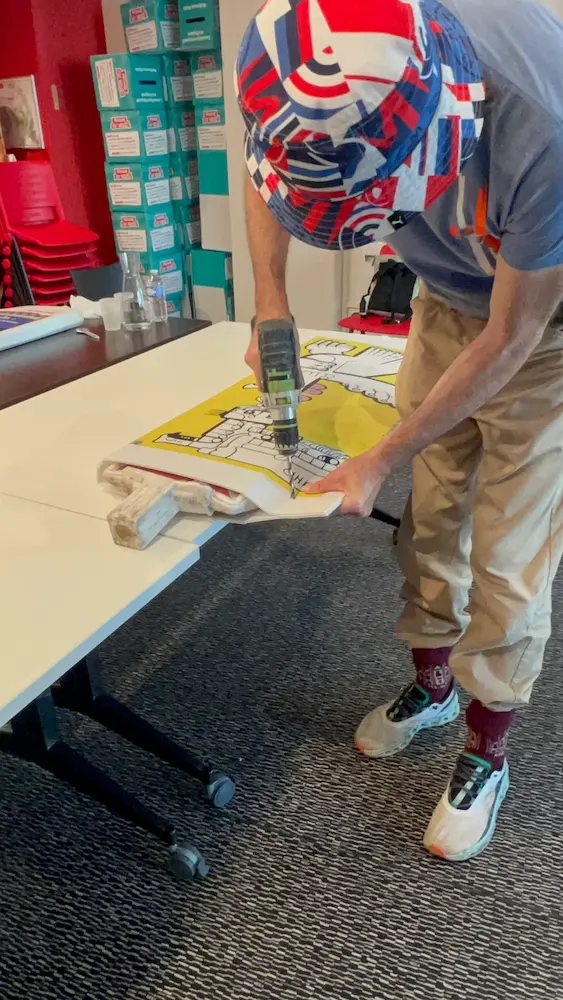 Chaussettes de communication artistique sur chantier urbain – Animation RSE Mulhouse