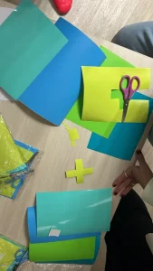 Découpage de papiers colorés avec ciseaux pendant un team building en équipes My Art Box en Île-de-France