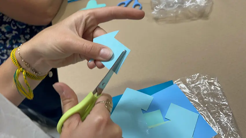 Découpage manuel de vinyle coloré lors d’une animation RSE entreprise sans peinture