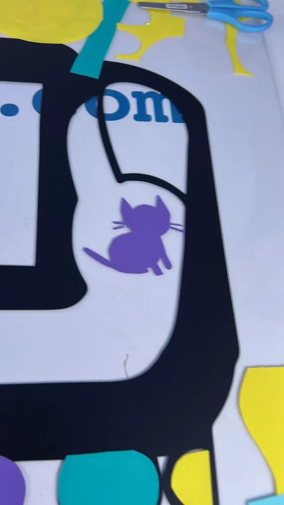 Silhouette de chat en vinyle violet intégrée à une fresque collaborative éco-responsable sur support plexiglas