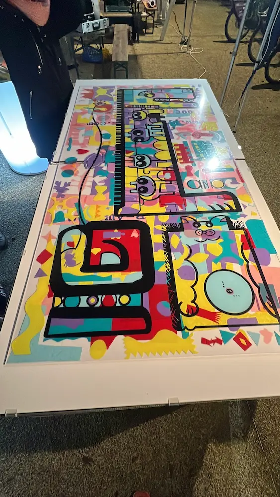 Fresque collaborative colorée réalisée lors d’une animation RSE My Art Box pour collectivité à Mulhouse sur support plexiglas