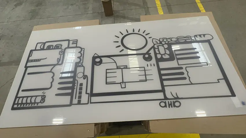 Fresque collaborative en plexiglas pré-imprimée avec le dessin d’aNa avant atelier RSE en site industriel à Saint-Étienne