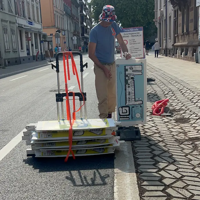 Christophe Chazot installe des chaussettes de communication artistiques sur le chantier du cours Briand à Mulhouse