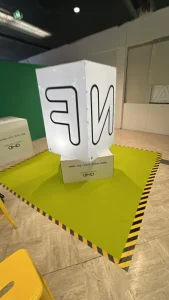 Structure CUBE en plexiglas pour animation sculpture collaborative My Art Box, installation sécurisée pour 200 à 400 participants.