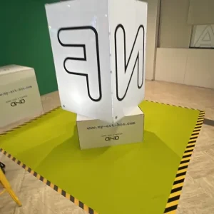 Structure CUBE plexiglas My Art Box team building sculpture collaborative monumentale 6 mètres carrés sans peinture