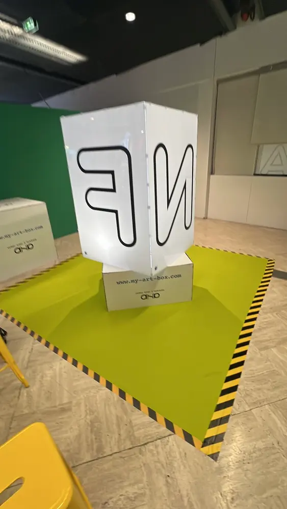 Structure CUBE en plexiglas pour animation sculpture collaborative My Art Box, installation sécurisée pour 200 à 400 participants.