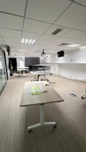 Salle de réunion équipée pour un atelier de team building My Art Box avec matériel éco-responsable et cube artistique en cours