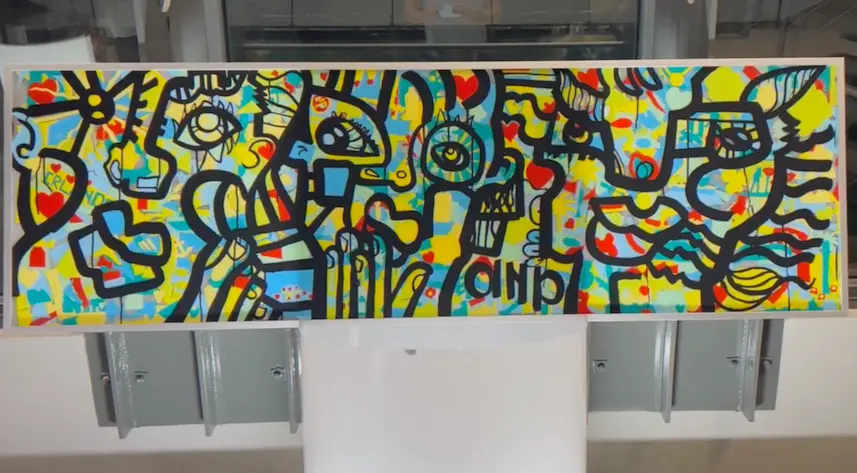 Totem artistique collectif installé durablement dans un couloir d’hôpital, couleurs harmonieuses, repère visuel pour équipes et visiteurs