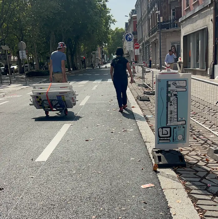 Installation de chaussettes de communication artistiques le long d’un chantier urbain à Mulhouse par Christophe Chazot