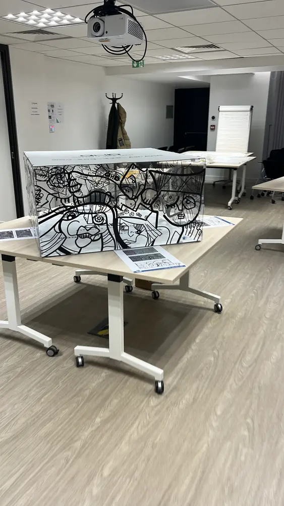 Cube artistique collaboratif My Art Box sur une table en salle de réunion lors d’un team building en équipes à Paris