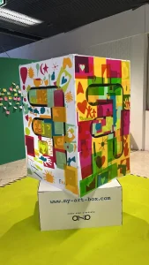 Sculpture collaborative en plexiglas à 4 panneaux décorés (cœurs, symboles, silhouettes) pour team building My Art Box, 200 à 400 participants.