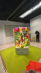 Sculpture collaborative en plexiglas My Art Box avec 4 panneaux colorés, format frise murale pour team building de 200 à 400 participants.