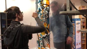 Animation artistique sans peinture avec découpage sur plexi pour anniversaire à Lyon, rapide et accessible à tous.