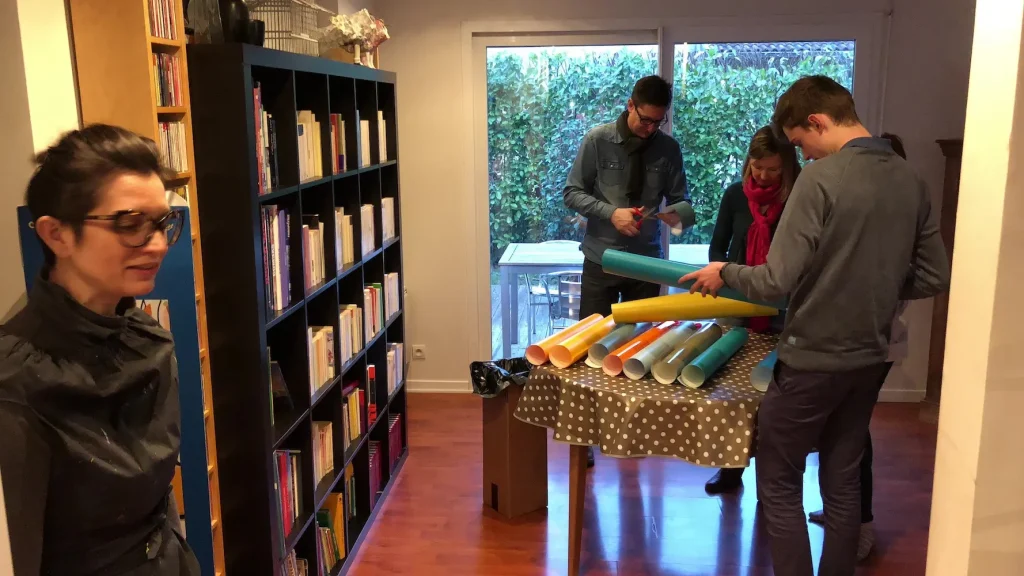 Famille réunie autour d’une animation artistique participative pour anniversaire 40 ans à Lyon.