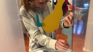 Participation des enfants à une animation artistique anniversaire éco-responsable à Lyon.