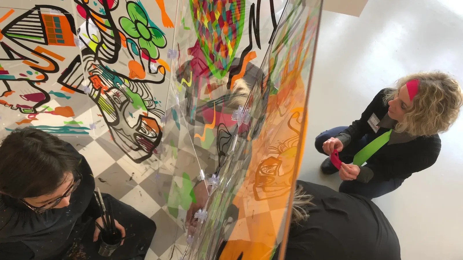 aNa artiste My Art Box dans un tube géant en plexi pour une fresque à Rennes