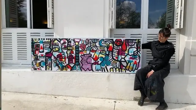 artiste aNa présentant une fresque collaborative encadrée réalisée lors d’une animation collective en Bourgogne My Art Box