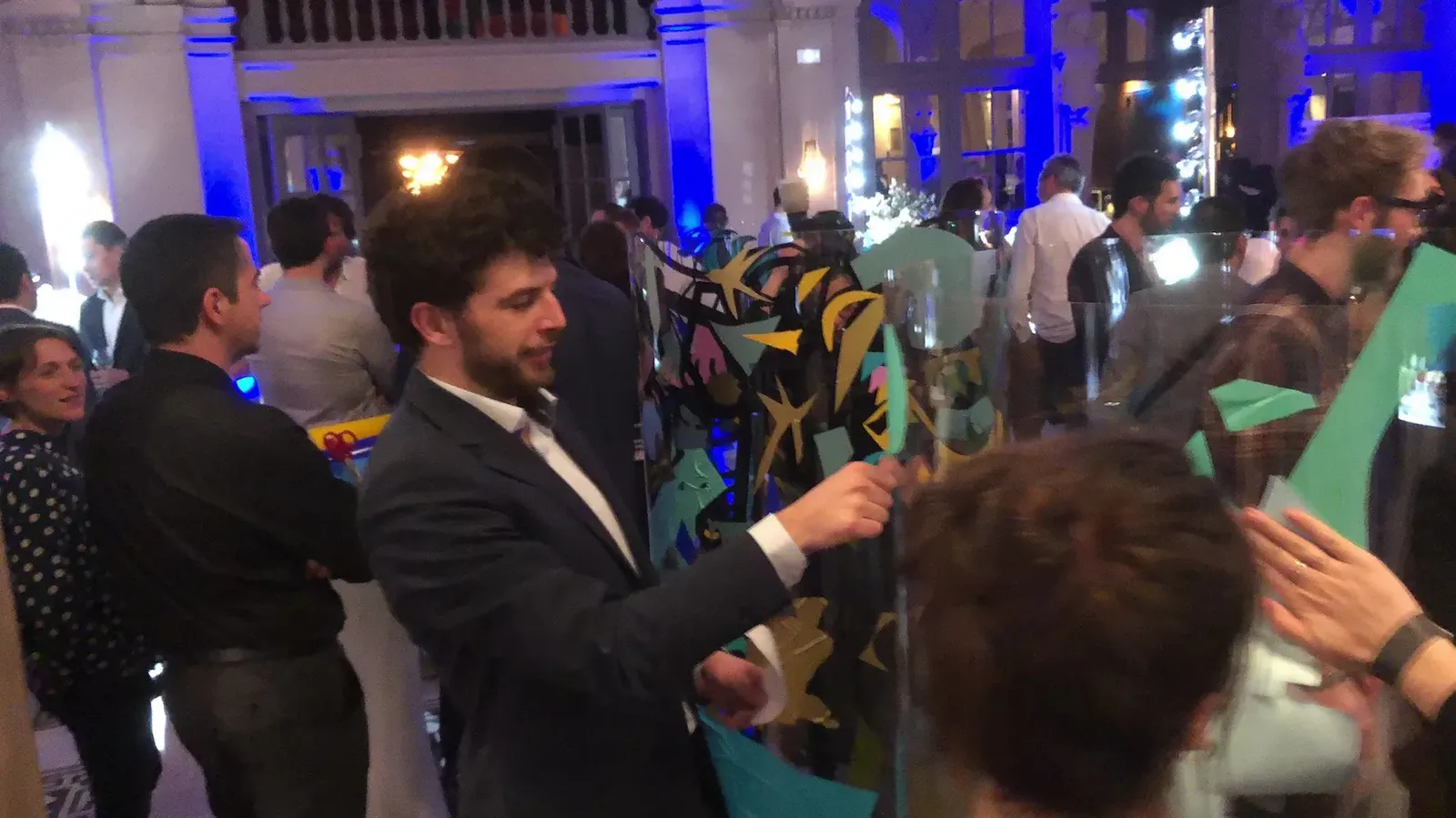 Participants créant une fresque lors d'une animation anniversaire à Paris avec My Art Box et aNa artiste.