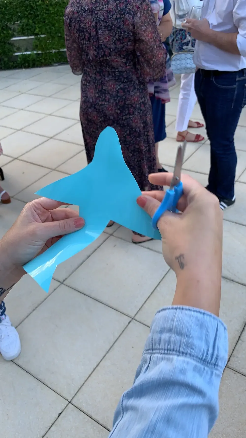 Découpe en forme d'avion dans un vinyle bleu lors d'une animation anniversaire à Genève.