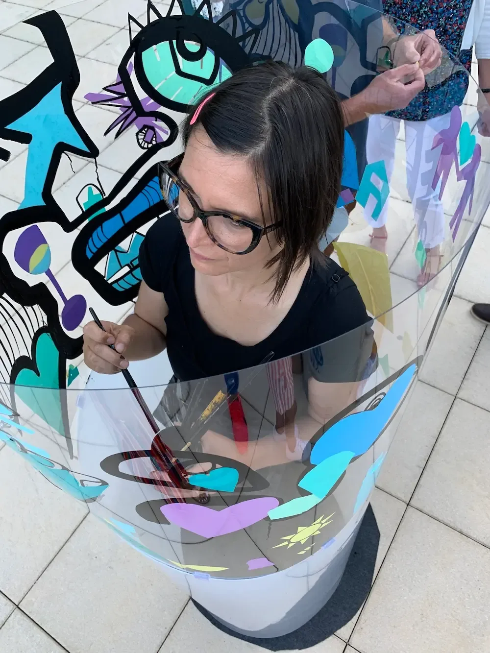 Artiste My Art Box dans un tube en plexi lors d'une animation anniversaire originale 60 ans à Genève et Divonne.