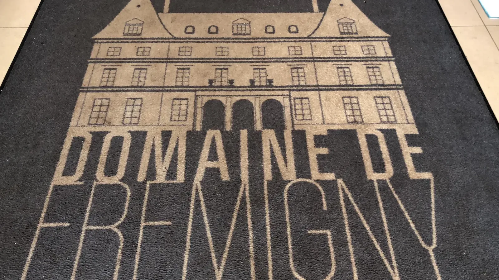 Illustration sur un tapis du Domaine de Frémigny, lieu de cohésion en Île-de-France.