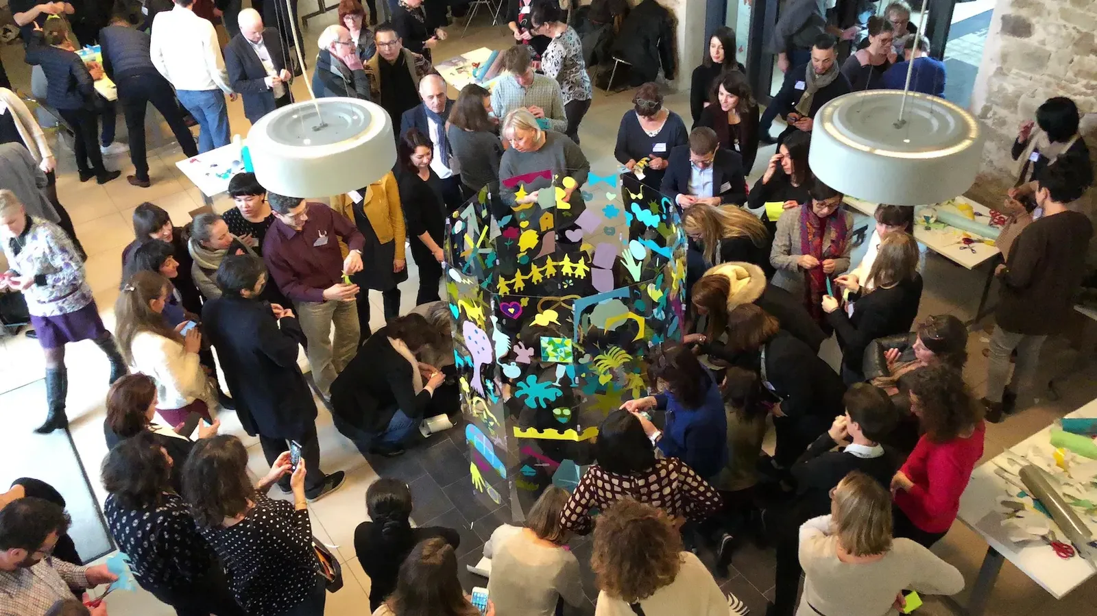 Groupe autour d'une fresque artistique éco-responsable en team building à Paris