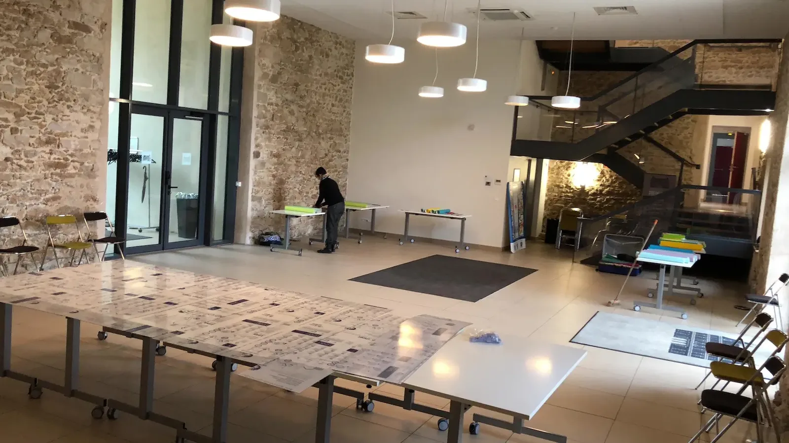 Installation d'un atelier artistique écoresponsable à Paris pour la cohésion d'équipe.