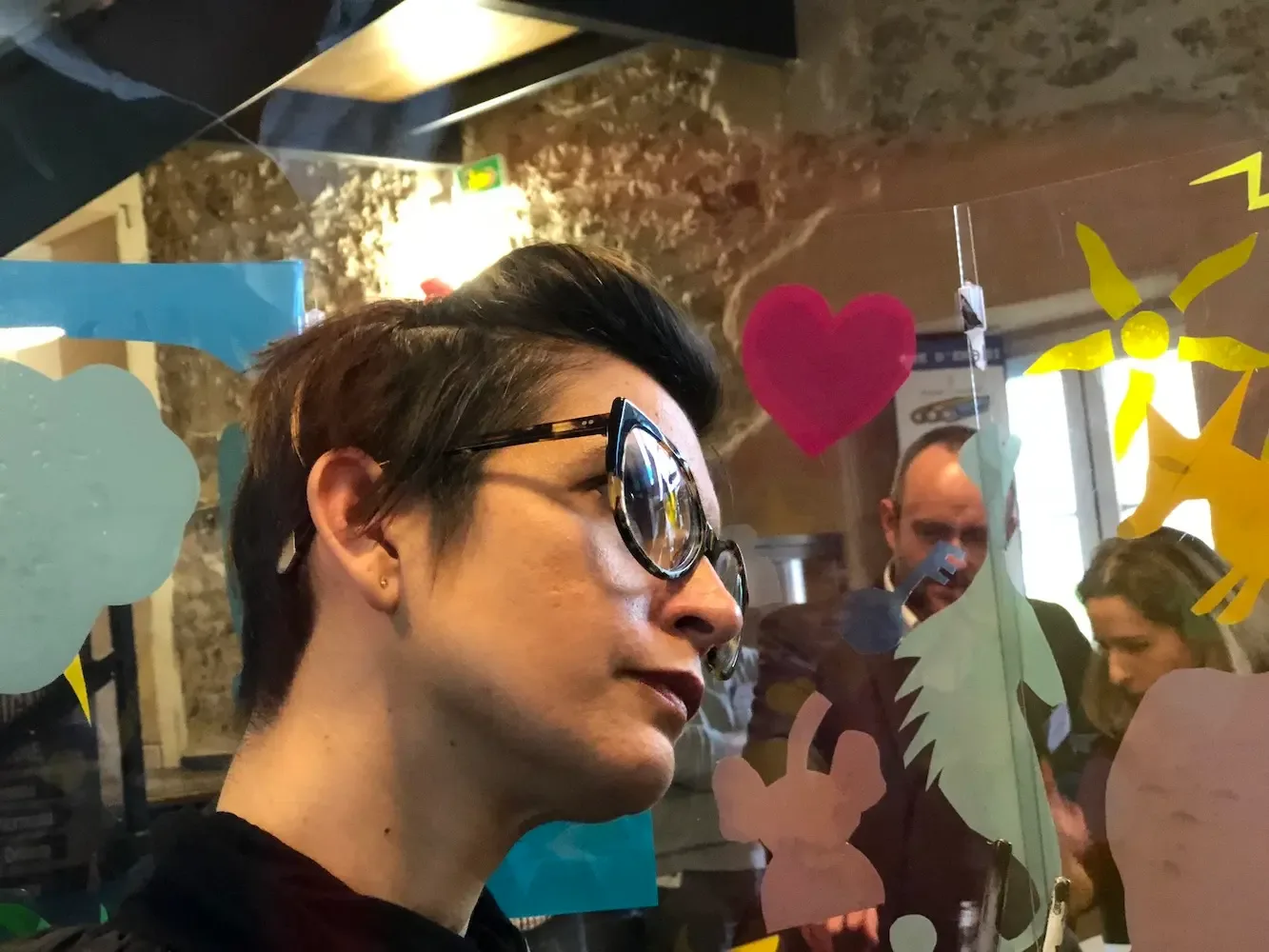 Artiste animant un atelier artistique pour la cohésion à Paris avec My Art Box.